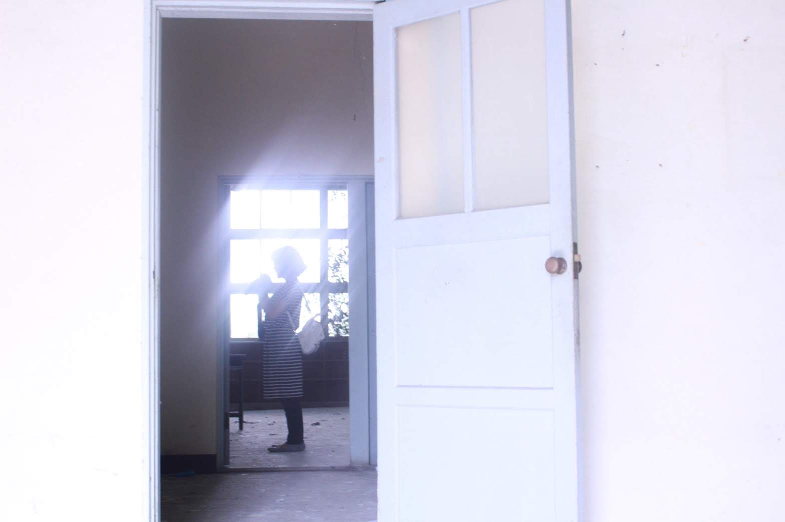 廃校になった白い学校の写真 画像素材 Snapmart スナップマート